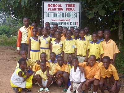 Schulkinder vor dem Dettinger Wald