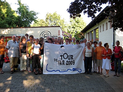 Gruppenbild mit Tourteilnehmern und Weltladen-Team