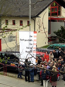 Hissen der Weltladen-Fahne